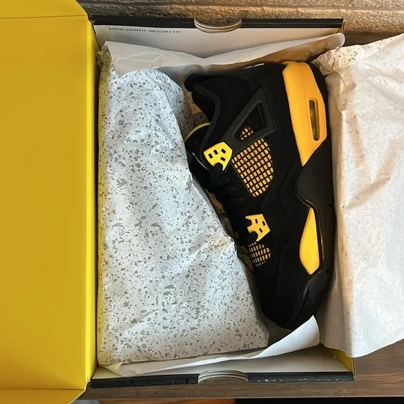 Air Jordan 4 Retro GS Thunder 2023 - Picture 5 of 5